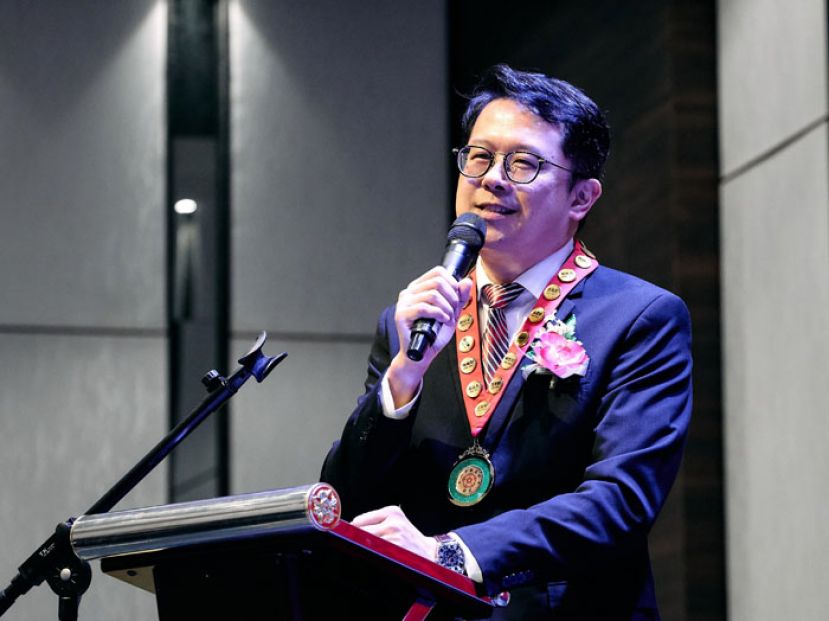 一中校友会第18届会长黄廉欢致辞。