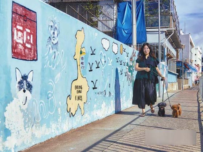 化妆师Ming Wong两个月前为了两只狗的健康着想，毅然举家由铜锣湾搬到长洲。