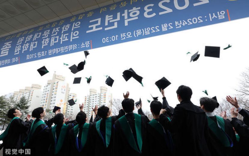韩国医学院追加5个招生名额超过3000人报名。图为江原大学医学院进行学位授予仪式。