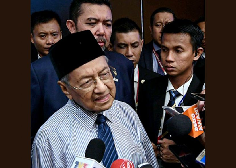 首相敦马哈迪向媒体发表谈话。   