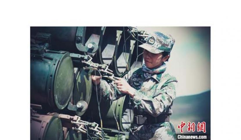女兵正检测装置电流数据。