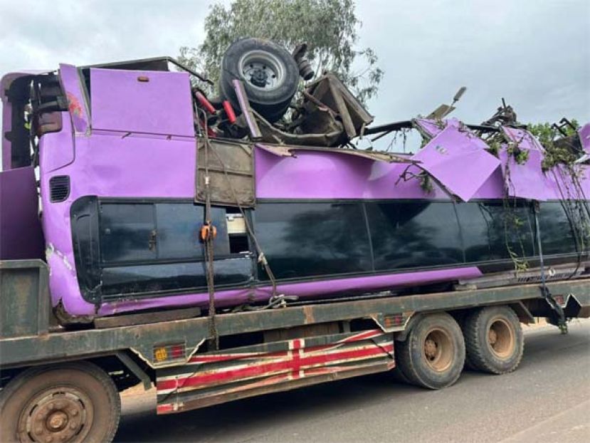 疑司机疲劳驾驶肇事，柬埔寨巴士坠河16人死。