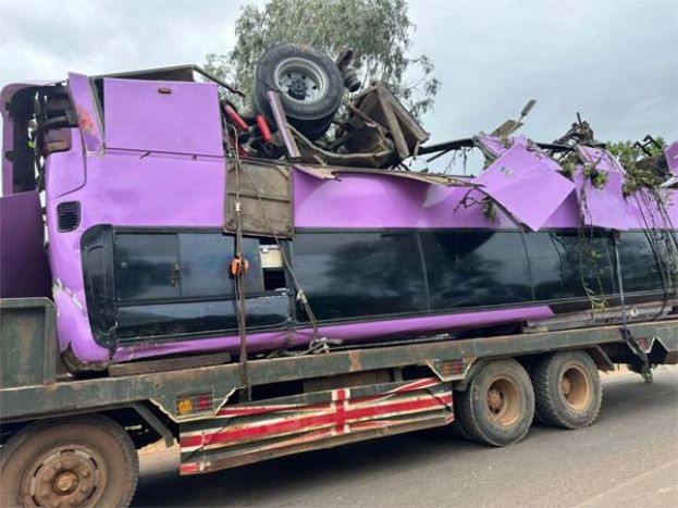 疑司机疲劳驾驶肇事，柬埔寨巴士坠河16人死。