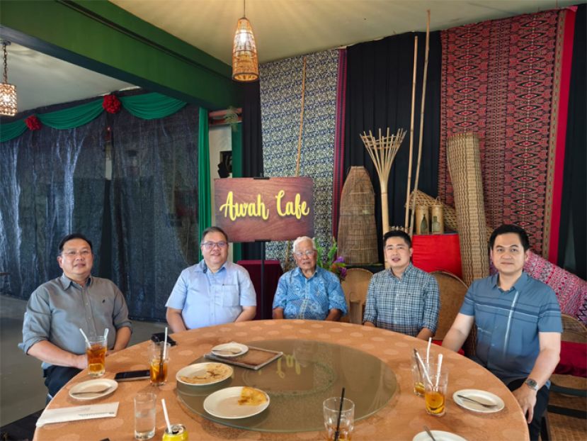 左一起为砂中友好协会财政王运才博士、砂中友好协会常务副会长拿督黄国辉、砂拉越政府顾问拿督阿玛迈克玛因、砂中友好协会秘书许瑞益、砂中友好协会委员陈铭。 