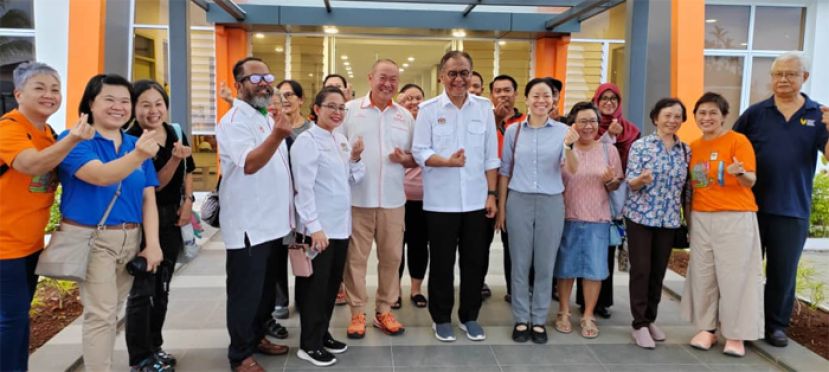 拿督斯里祖基菲里日前莅临古晋时，特地到访石角德沙威拉路的 古晋博爱协会安宁缓和医疗中心。