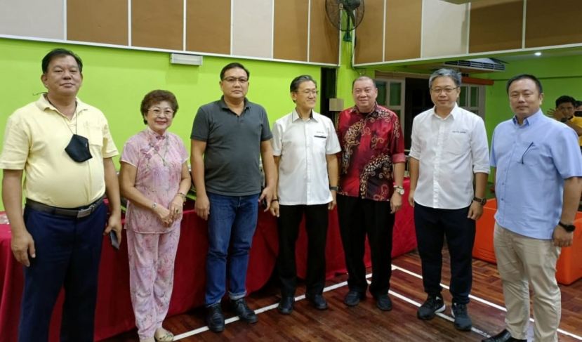 人联党峇都林当支部主席薛华东（中）与达闽再也社区领袖等人合影。右起:甲必丹陈国璋、甲必丹陈贻贤、本固鲁拿督巴都卡贝朝新；左起支部副宣教秘书陈中兴、甲必丹陈秋莲、支部秘书王运才。