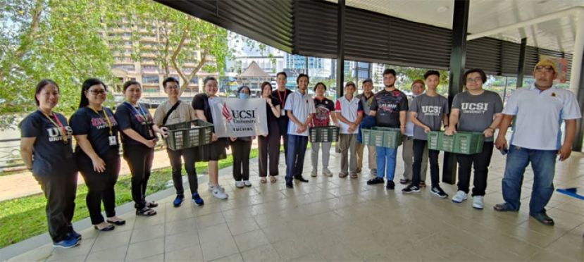 UCSI学生赠送杂锦粥给甘榜波央的村民