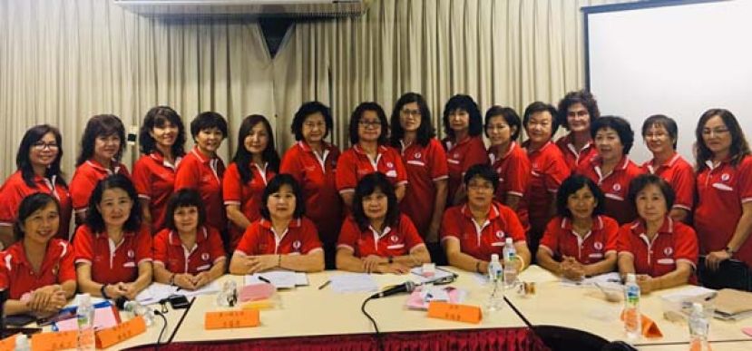 《她的故事》激励文章征选赛美里区筹备会合摄。前排左5为筹备会主席李瑞香。