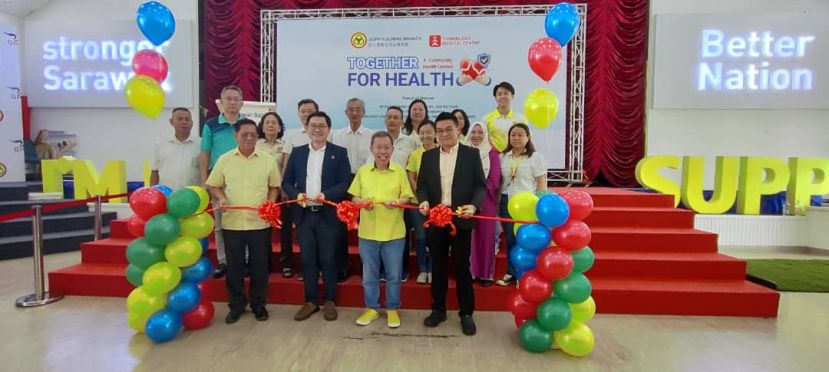 砂副总理兼公共卫生、房屋及地方政府部长拿督阿玛沈桂贤（右二）、砂人联党古晋支部青年团团长黄笃荣（左二）以及古晋金宝林医疗中心首席执行元陈庆丰的代表吴其洲（右一）一起为活动主持剪彩，以示开幕时影，左一为天猛公拿督陈如飞。