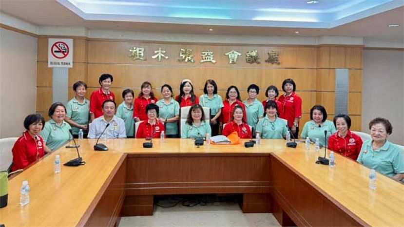 林春煌古晋福建公会妇女组主任（前排中者），林丽莲霹雳州安顺福建会馆妇女组主任（右2），古晋福建公会秘书长甲必丹陈国璋（左一），安顺福建会馆妇女组副主任关坤枝（左二），古晋福建公会妇女组署理主任田美丽（右一）。