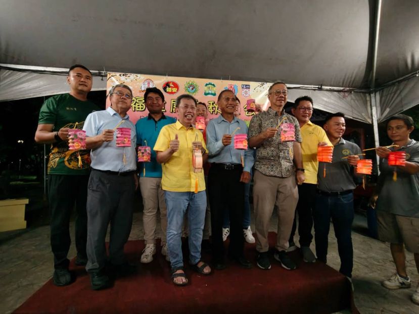 砂副总理兼砂公共卫生、房屋及地方政府部长拿督阿玛沈桂贤（左四）昨晚出席砂拉越福建五属社团青年团举办的中秋联欢晚会提灯笼做为活动开幕典礼。