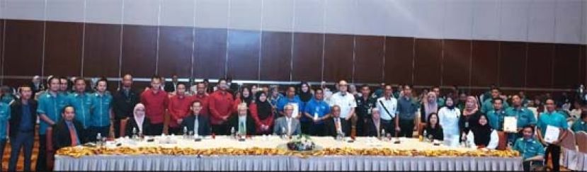  古晋北市获奖职员合影，坐者左五为古晋北市市长朱乃迪以及左三为北市市政局委员薛华东。