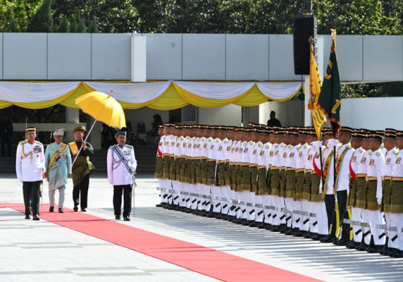 图示：苏丹阿都拉陛下（左二）抵达国会大厦检阅仪仗队。
