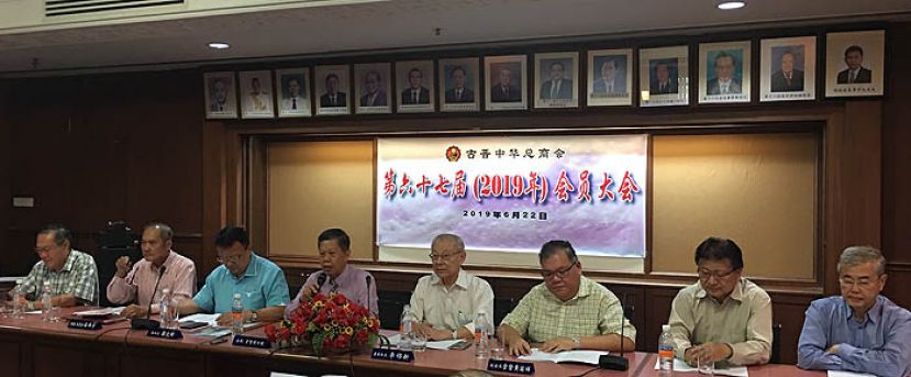 古晋中华总商会会员大会，主席台一瞥，左起为副会长郭应茂、财政本曼查高伟宁、秘书长蔡文铎、会长拿督陈日枝、署理会长李锦新、副会长拿督黄国辉、副会长魏铭辰博士及副会长拿督斯里蔡展文。