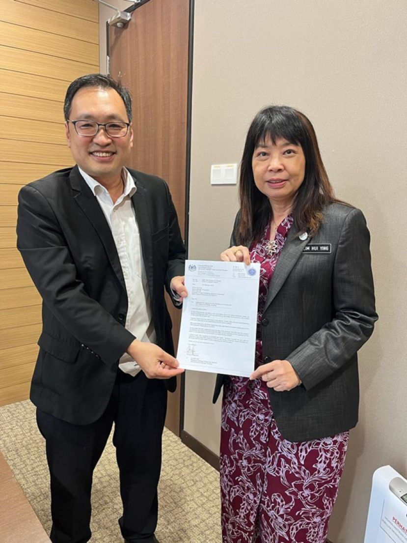 趁着国会召开之际，实旦宾区国会议员张健仁（左）拜会教育部副部长林慧英（右）并将实胆彬中公校董会要求教育部加快新校舍建筑蓝图审批程序的诉求信及建筑蓝图一并呈交给后者。