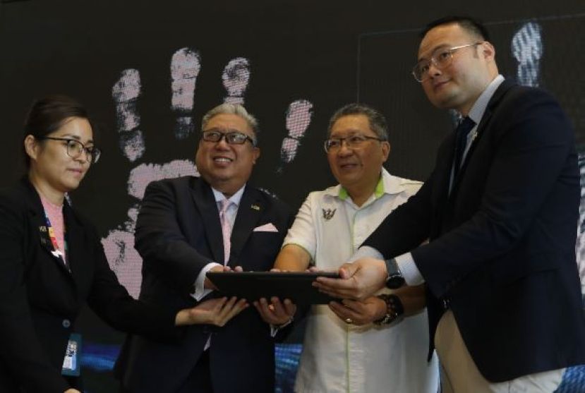 右起为古晋专科医院医疗保健集团东马域首席执行员叶谨沛、古晋南市市长拿督黄鸿圣以及古晋专科医院医疗总监马哈迪一起为开放日暨肿瘤日间护理服务主持启动礼时影。