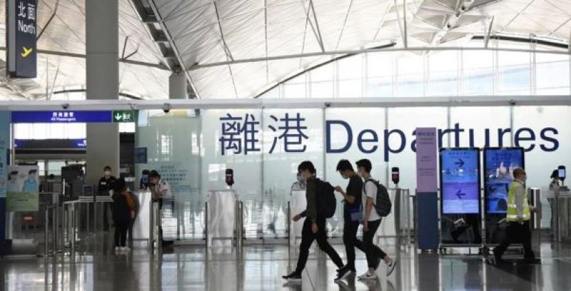 香港国际机场出境处闸口。