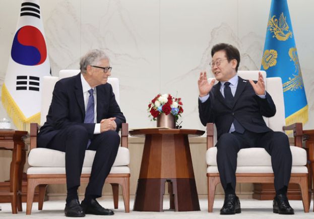 韩国总统李在明21日在总统办公室接见访韩中的比尔盖兹。
