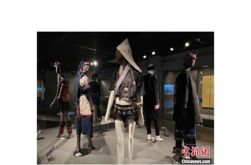 哈尼族奕车支系妇女服装，下装是超短裤，头戴白色尖顶帽。