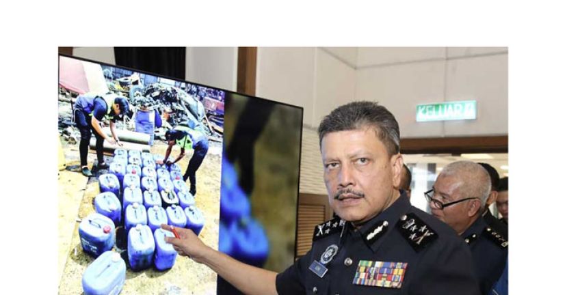 阿兹米展示取缔行动成果。