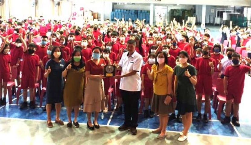 古晋中华小学第三校教务主任郑国瑛（左三）分发感谢牌给古晋中中校董j罗国华时摄。左二为学生事务组主任余燕萍。