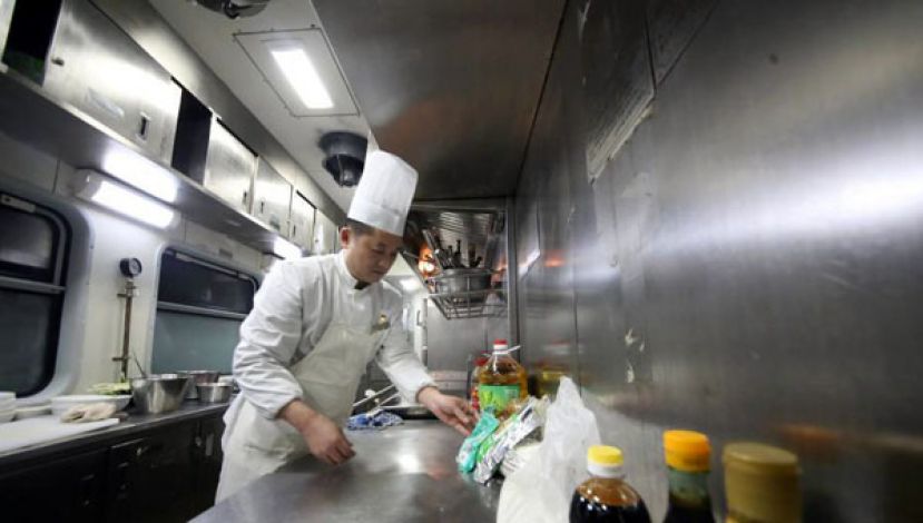 探访春运列车&ldquo;移动厨房&rdquo; 盒饭制作全过程