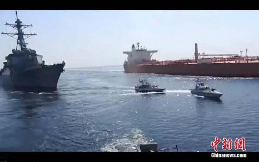 当地时间2021年11月3日媒体报道，伊朗公布伊朗革命卫队与美军舰艇在阿曼湾对峙视频，称一艘伊朗油轮遭美军拦截，但被伊方成功阻止。