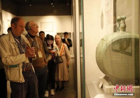 2024年11月3日，&ldquo;世界古典学大会&middot;走读中国之中原行&rdquo;活动在河南郑州启动，来自13个国家的40余位外籍古典学专家学者来到郑州市文物考古研究院考古博物馆参观。