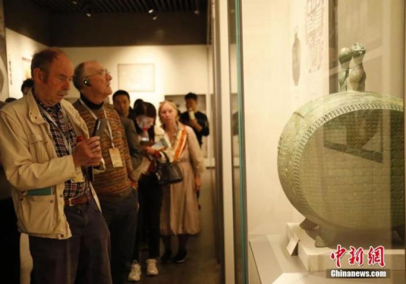 2024年11月3日，&ldquo;世界古典学大会&middot;走读中国之中原行&rdquo;活动在河南郑州启动，来自13个国家的40余位外籍古典学专家学者来到郑州市文物考古研究院考古博物馆参观。