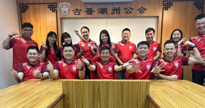 古晋潮州公会青年团团长郑元漳（坐者中）带领该团理事团队们欢迎各界参与该团订于11月9日晚上在砂其他宗教事务单位(UNIFOR)大厦举行主题为“五秩潮青.根脉永续”之50周年庆典晚宴。