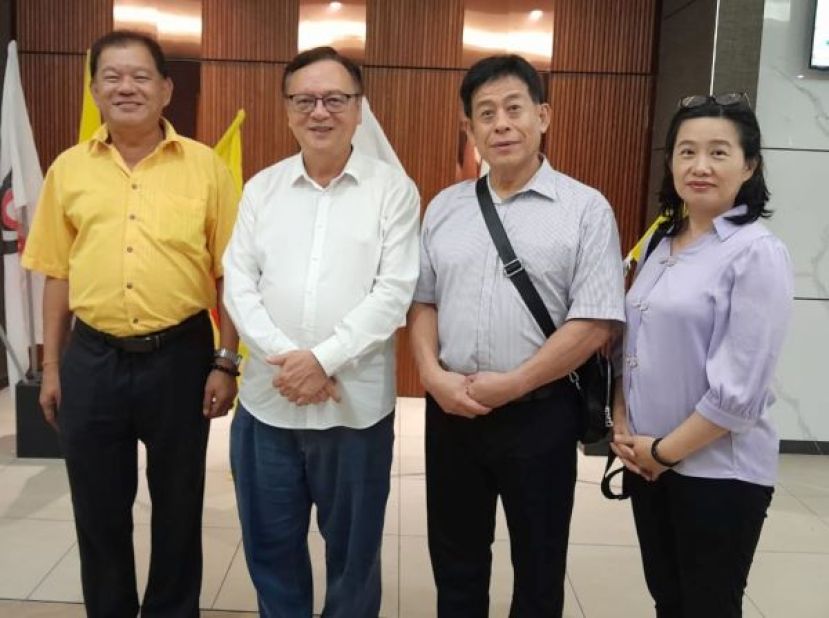 拿督罗克强（左2起）与医师许国模、龚桂蓉及陈中兴（左）交流合影。