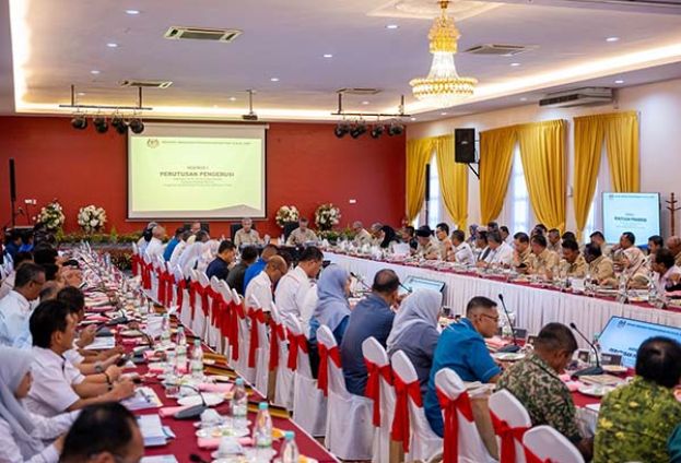 ●阿末扎希主持中央灾难管理委员会会议。