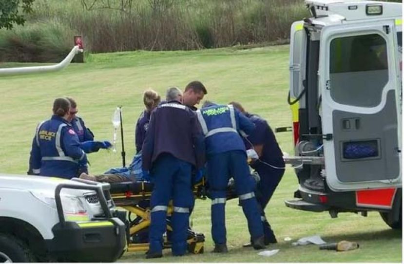 遭两头狮子攻击、身受重伤的管理员，被直升机送往医院抢救。