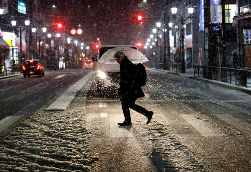 日本东京下大雪，又遇到停电。