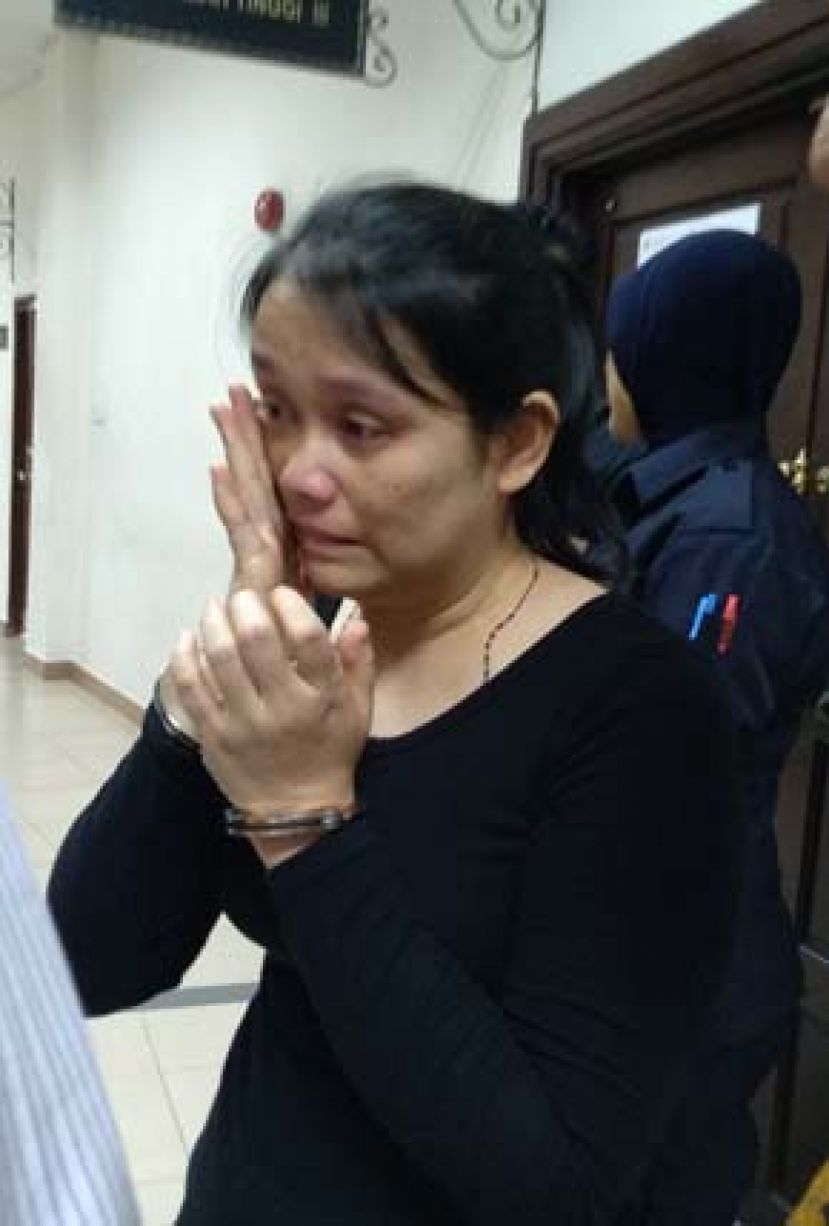 拥有冰毒而被判坐牢9年的印尼女郎泪流满腮。