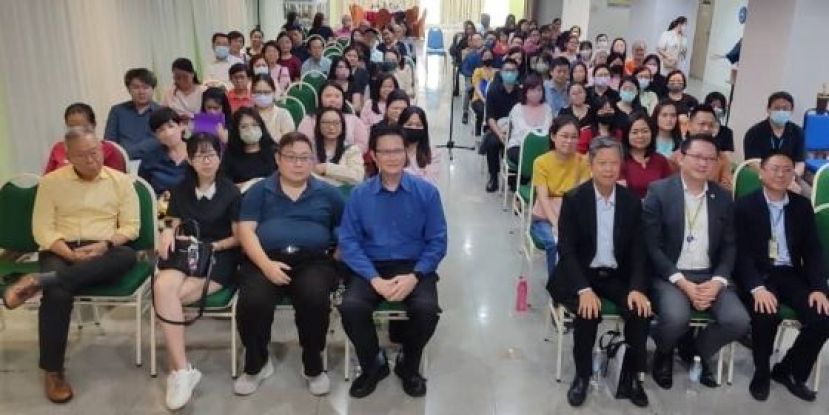 出席税收局为古晋中华总商会会员举办马来西亚电子发票的实施：机制与国民的好处讲座会的合影。前排右起为内陆税收局砂分局公司、税务、审计及法规单位执行官员许统浩、砂内陆税收局公司税收审查及其他单位主管黄进华以及古晋中华总商会会长拿督陈日枝。