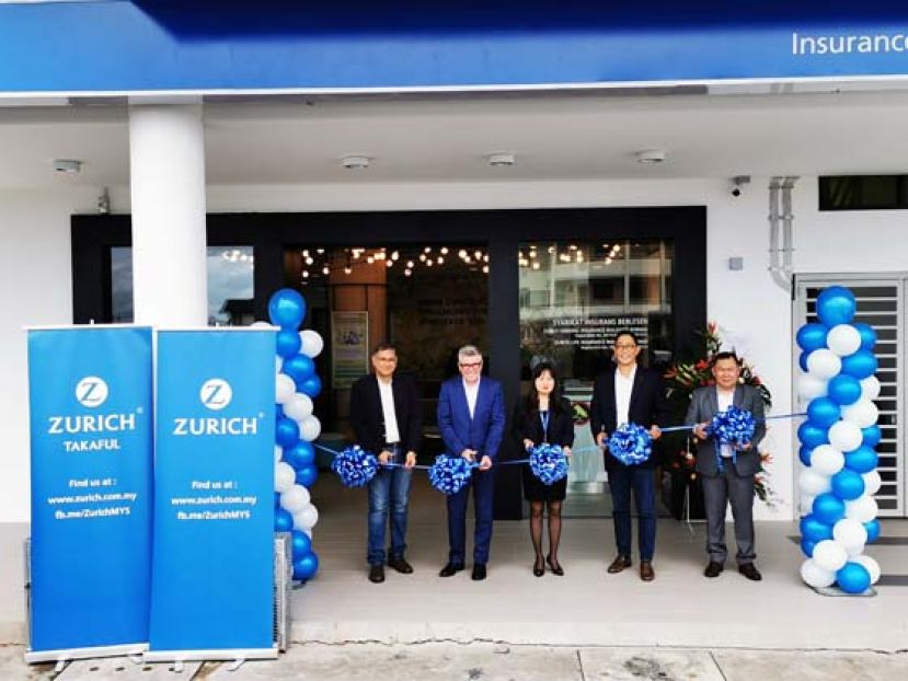 马来西亚苏黎世总管史蒂芬克拉克（左二）与其他他高级管理团队的成员，为苏黎世的新古晋分行主持开幕。