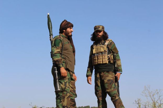 阿富汗士兵在阿富汗胡斯特省札宰迈丹区边境地带警戒。