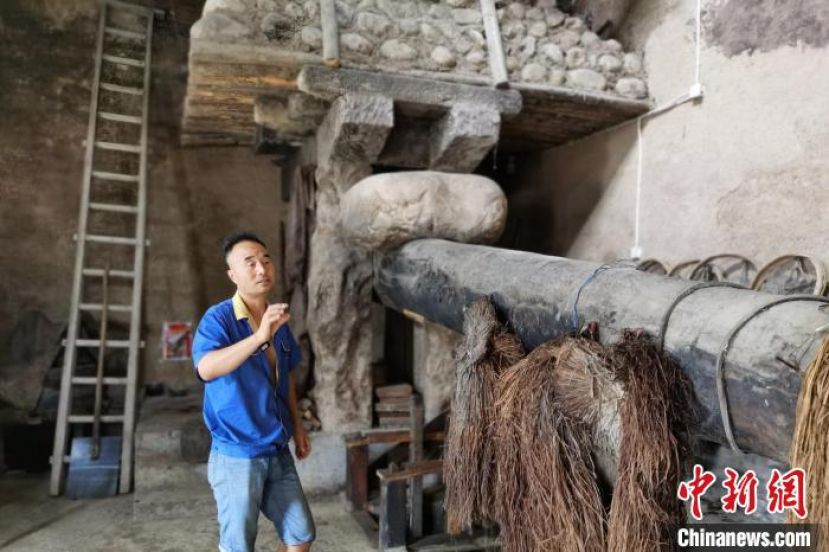 西安百年老油坊负责人高飞正在讲解&ldquo;古法榨油&rdquo;。