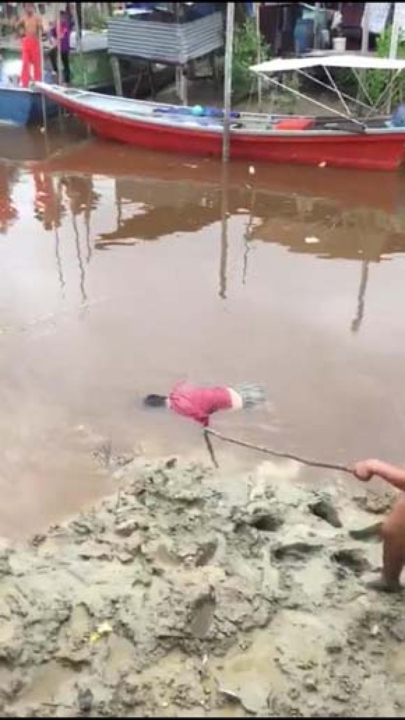 甘榜儒毛简河发现男性浮尸。