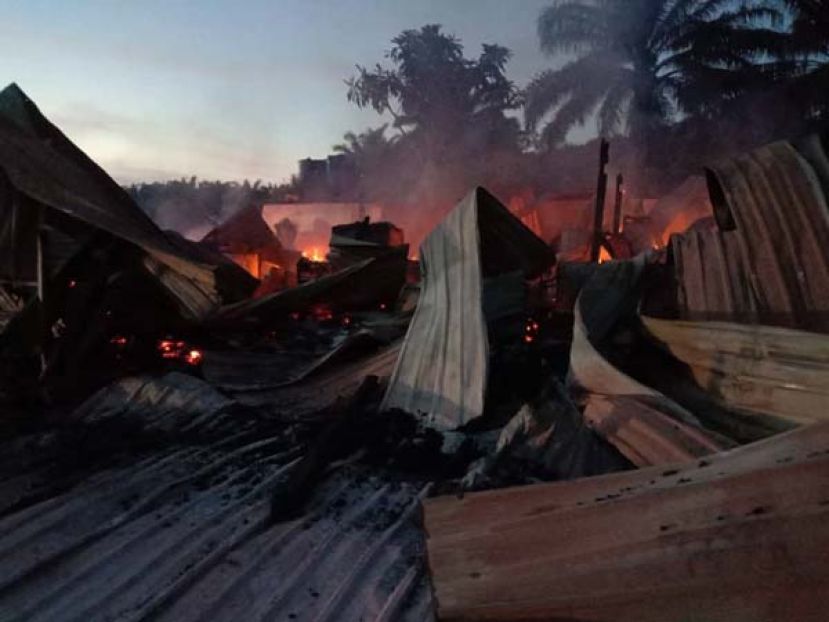 着火杂货店在烈焰中烧成废墟。