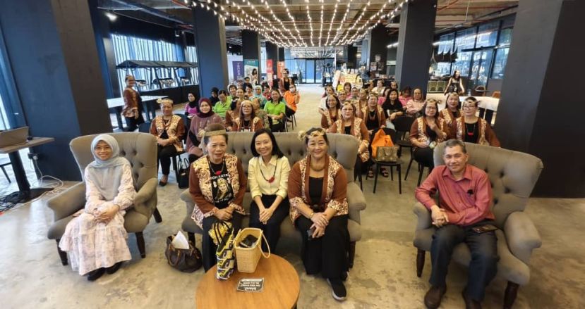 嘉宾们与参与者进行合照。