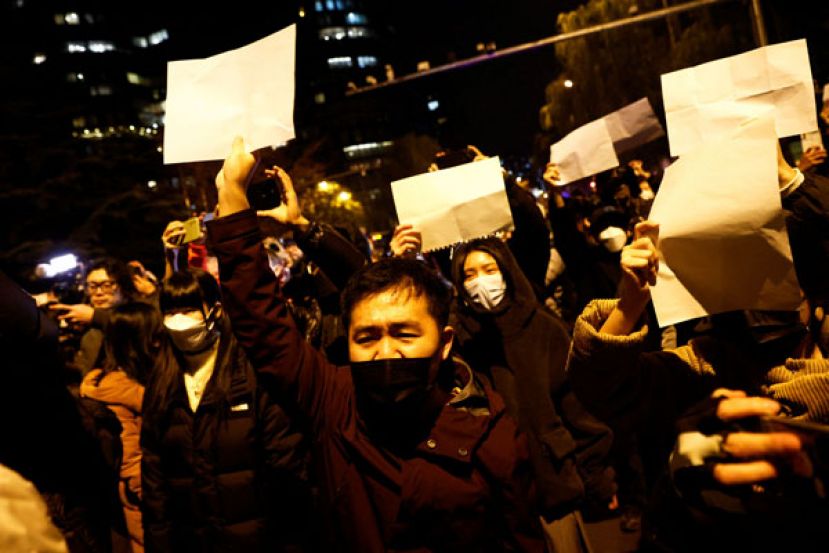 示威民众高举白纸，抗议政府审查，要求言论自由。