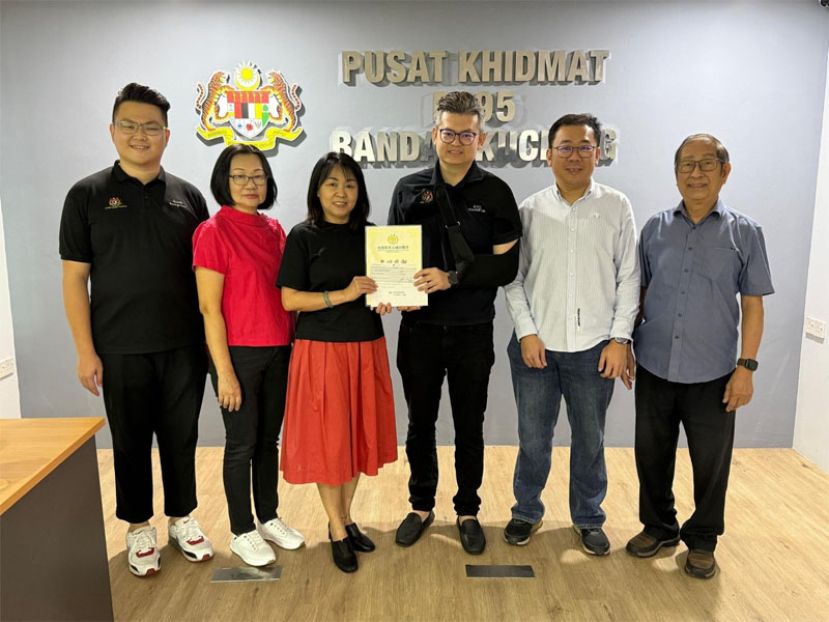 主席罗绍凤（左）率领理事礼貌拜会古晋市国会议员YB俞利文（右），赠送感谢状及移交五联庆邀请函。左起为蓝立康、杨琇华、谢书暐及蓝德利。