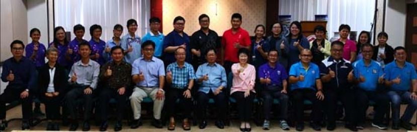 砂华文独中董事会联合总会会长天猛公拿督刘利民（前排中）与砂华文独中工委会3个工作单位，即校本课程发展委员会主任郑文牍校长（前排左6）、教师及校长专业发展委员会主任叶宗元校长及学生发展委员会主任林显隆校长（前排右5及4）及委员们合影。