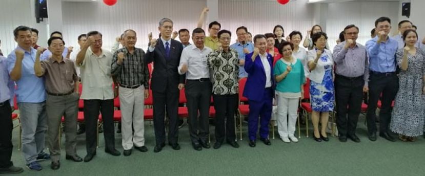 砂地方政府与房屋部长拿督斯里沈桂贤（右六）宣布砂拉越政府捐助100万马币予中国政府抗疫。右起为中国驻古晋总领馆蒋盈领事、砂首长政治秘书陈开、巴都吉当区州议员罗克强、程广中总领事夫人高翠莲、拿汀阿玛黄彭玉莲、中国驻古晋总领事程广中（右七）、晋汉连省华总会长拿督黄良杰（右八）、中国驻古晋副总领事张阳（右九）、晋汉连省华总副会长本曼查高伟宁、晋汉连省华总监察主任张光福、副会长李益石及副会长周文盛。