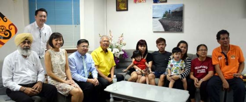 孙健安(右3)及阮彦彤(右5)在家人陪同下出席新闻发布会，左4是拿督陈超耀，左3为美里人工耳蜗协会副主席黄修儒医生及杨雅慧医生(左2)，秘书卡兰比星(左1)。