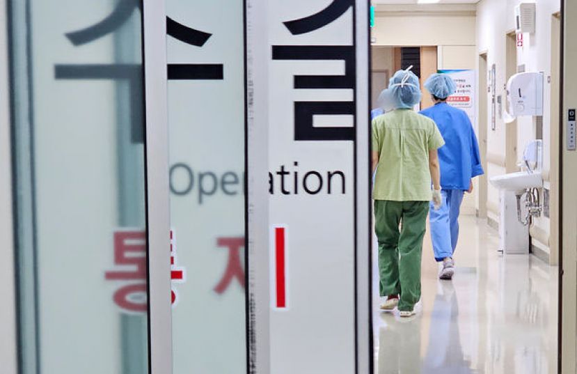 韩国住院医师发起大规模罢工。图为首尔某医院的手术房中，包括护理师在内的医疗人员正在走动。