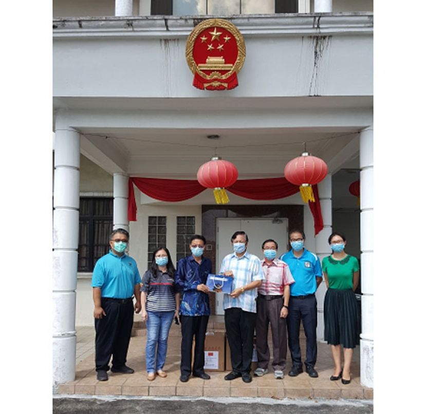 中国驻古晋总领事程广中（左三）将健康包移交予古晋中华小学校董会主席拿督王长福（右四）。