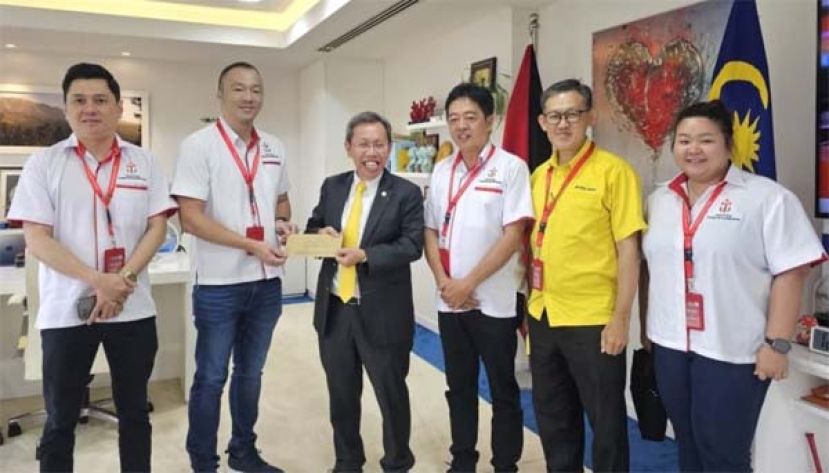 毕打拿忠福宫歌赛筹委主席刘纯铭（左2）移交开幕主宾邀请函予砂副总理拿督阿玛沈桂贤。右起为筹委官怡颖、顾问薛华东、主席许义华；左为秘书马可倧。